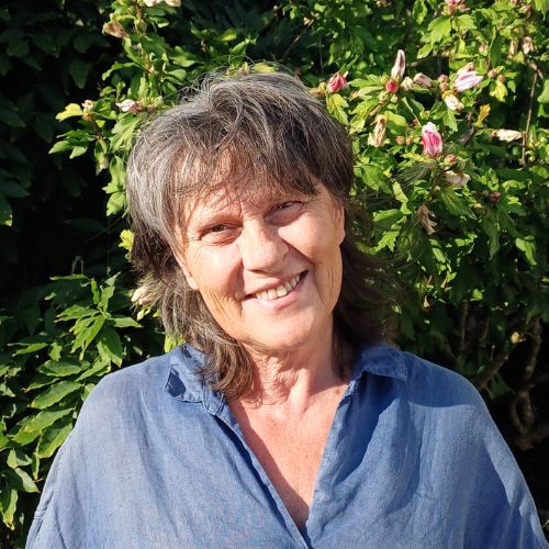 Aude Perroudon, professeure de yoga et instructrice de méditation à Grenoble, souriante en extérieur